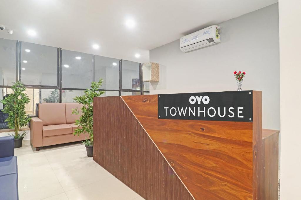 an office with a sign that reads oxy townulse at Super Townhouse 1185 Rcc Pride in Hyderabad