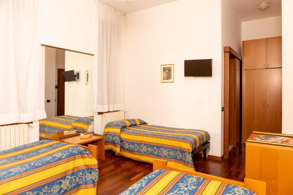 TV a/nebo společenská místnost v ubytování Albergo Sacro Monte Varese