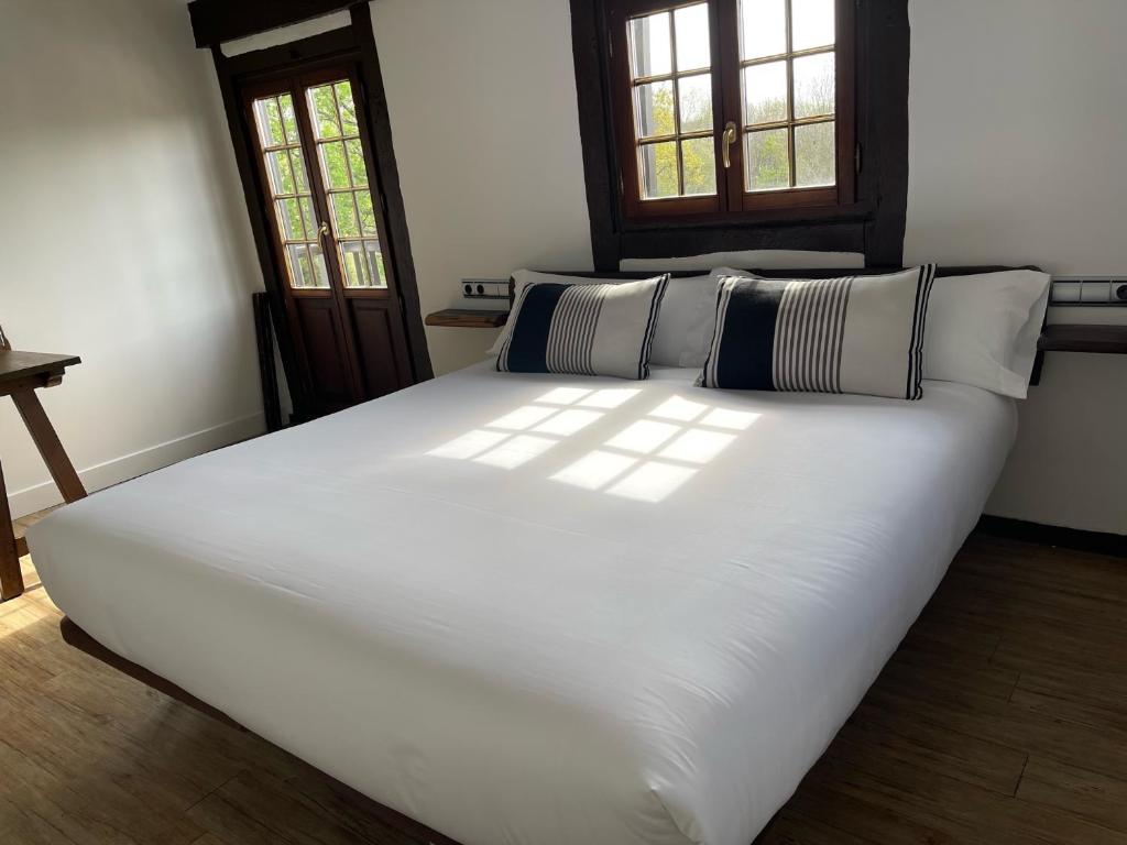 Postel nebo postele na pokoji v ubytování Casa Rural Arotzenea