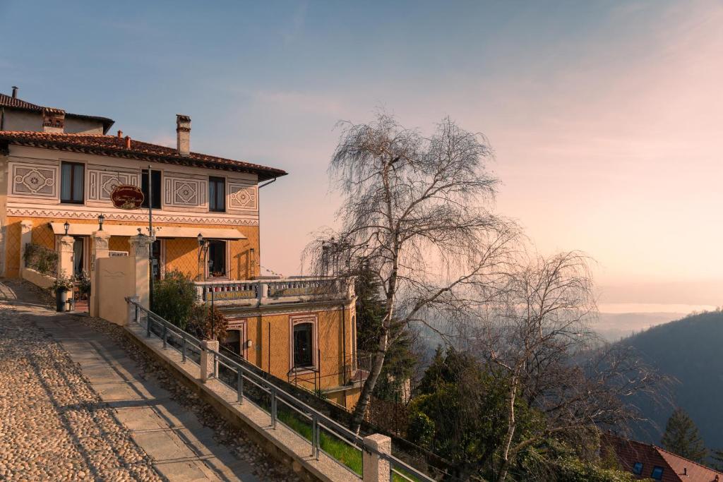 una casa sul fianco di una collina di Albergo Sacro Monte Varese a Varese