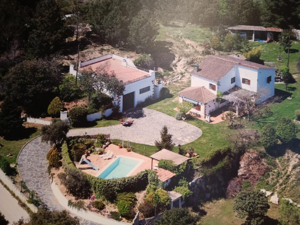 vista aerea sulla casa e sulla piscina di Cal Espardanyer a Girona