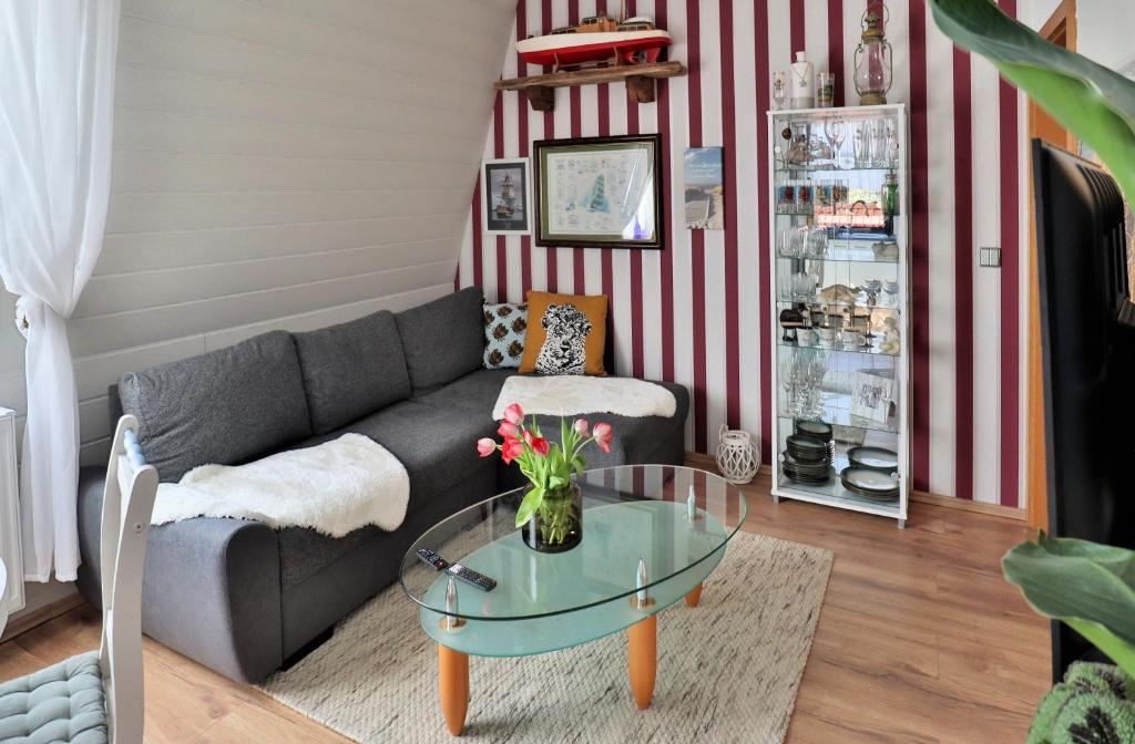 uma sala de estar com um sofá e uma mesa de vidro em Charmante Wohnung am Schönberg em Sonneberg