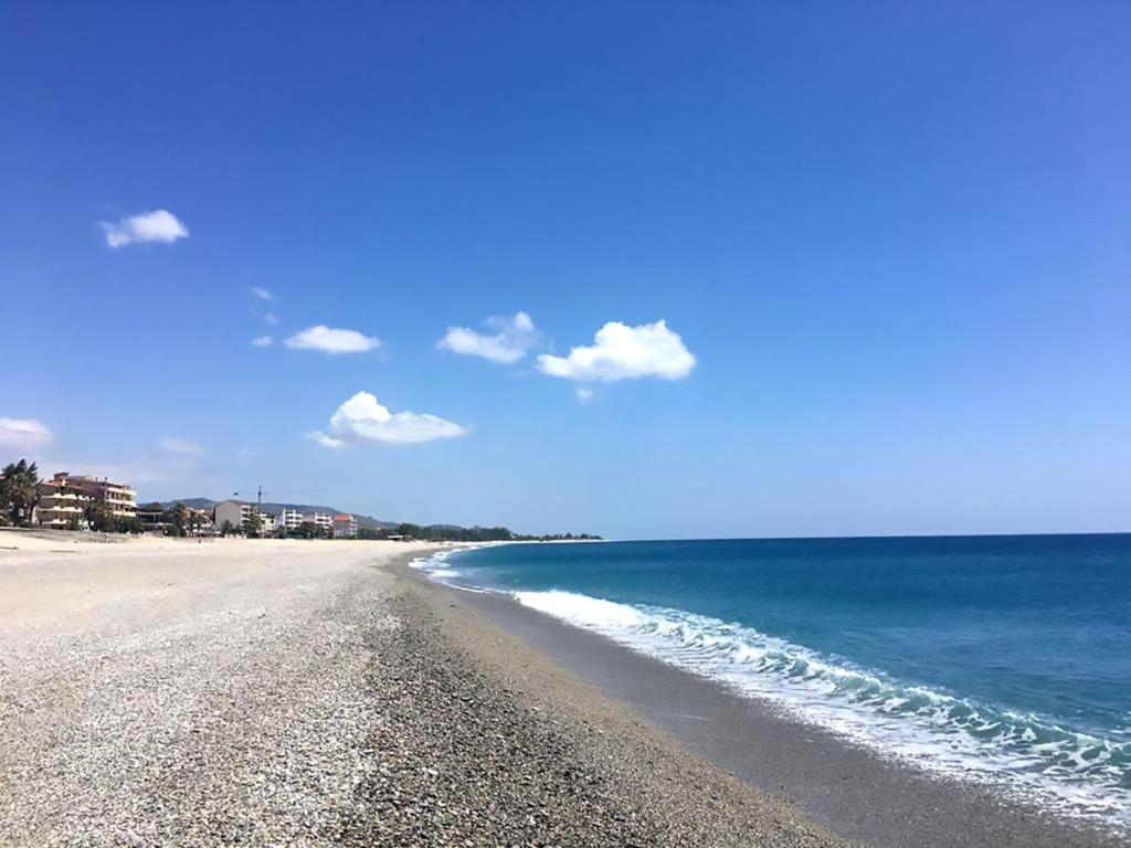 - Vistas a la playa y al océano en La Mansarda, en Marina di Gioiosa Ionica