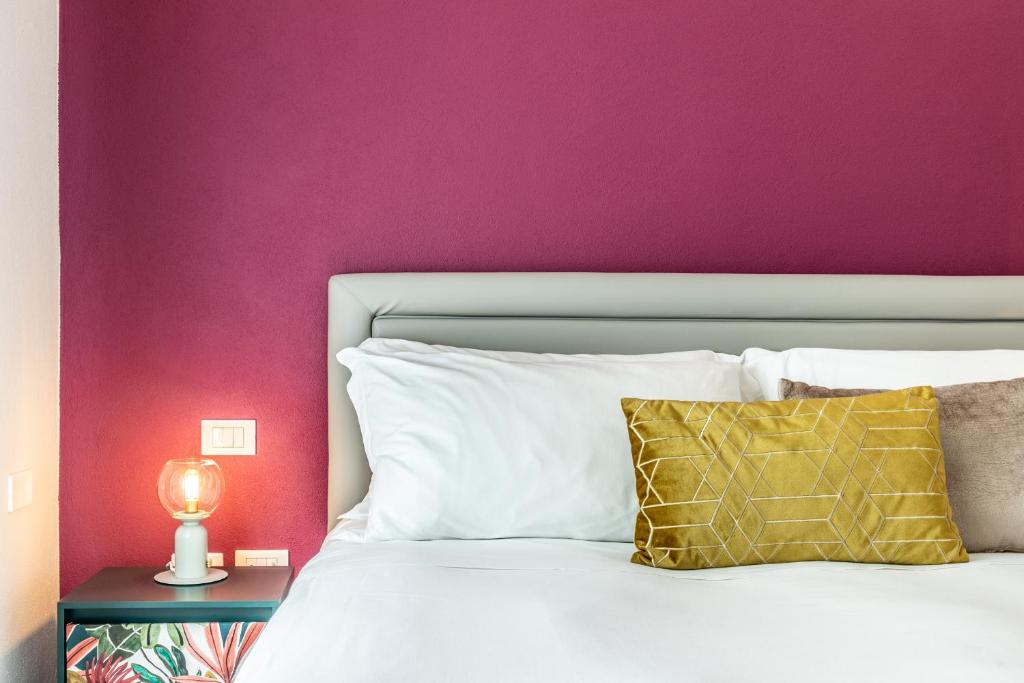 A bed or beds in a room at Ortigia's Queen