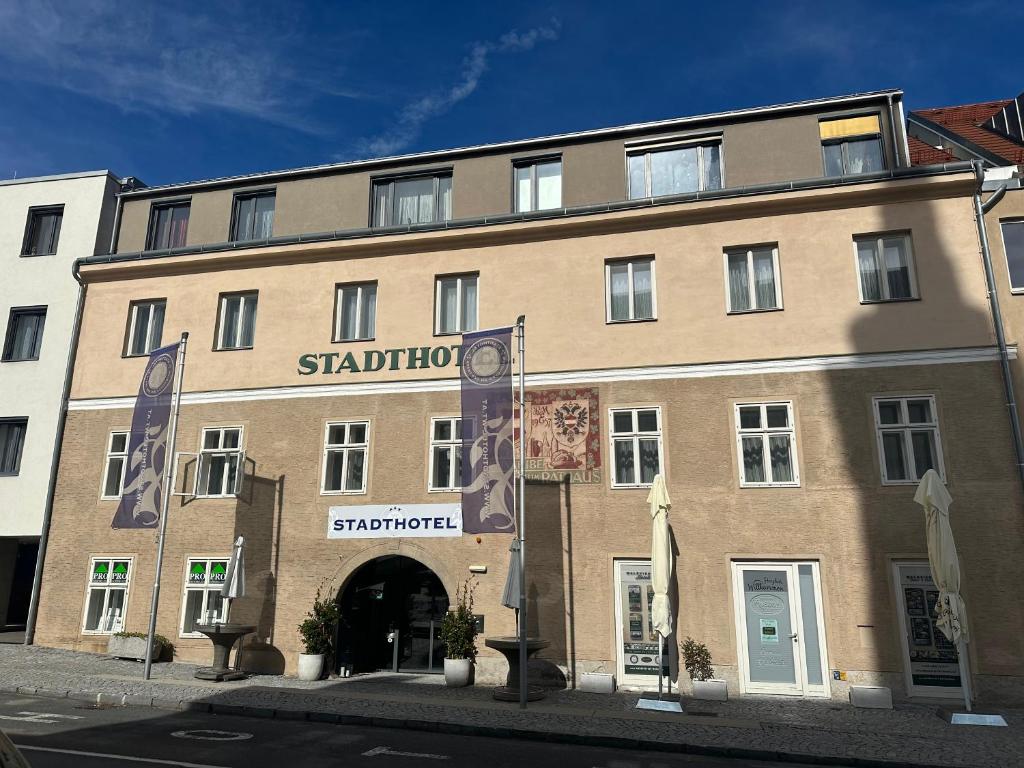 un edificio con un cartel en la parte delantera en Stadthotel Waidhofen an der Thaya en Waidhofen an der Thaya