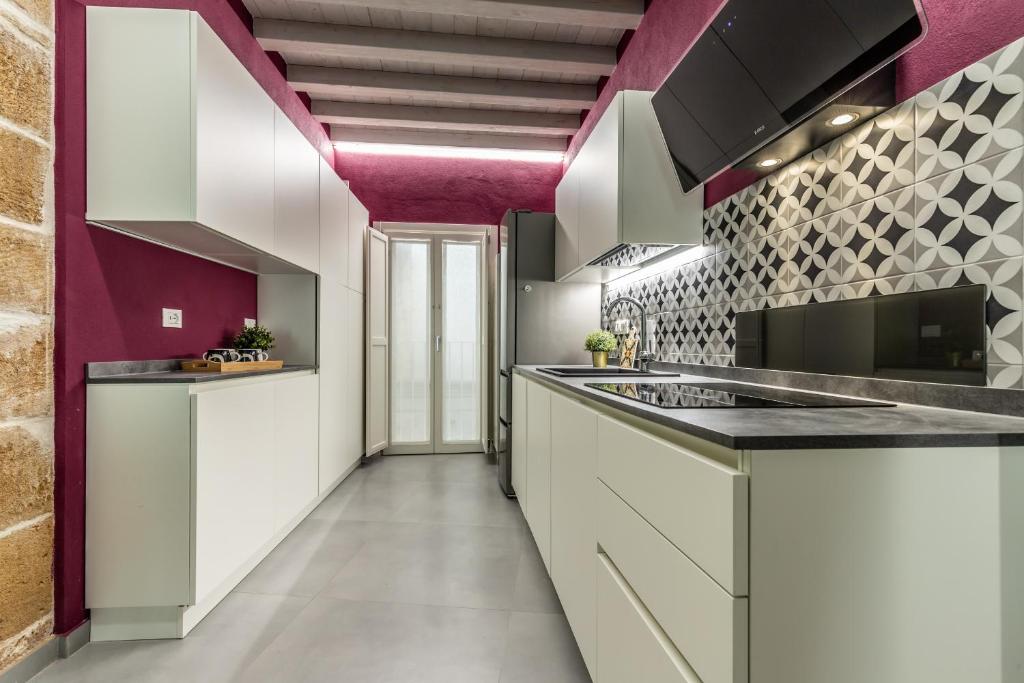 A kitchen or kitchenette at Ortigia's Queen