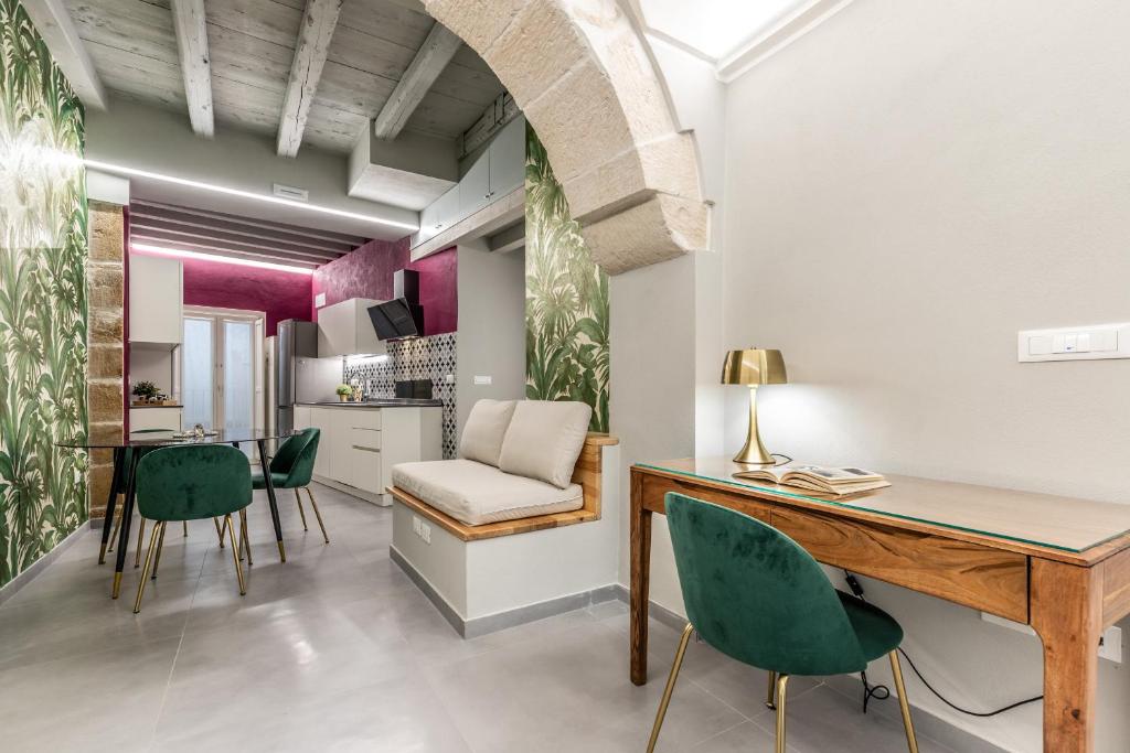 A kitchen or kitchenette at Ortigia's Queen