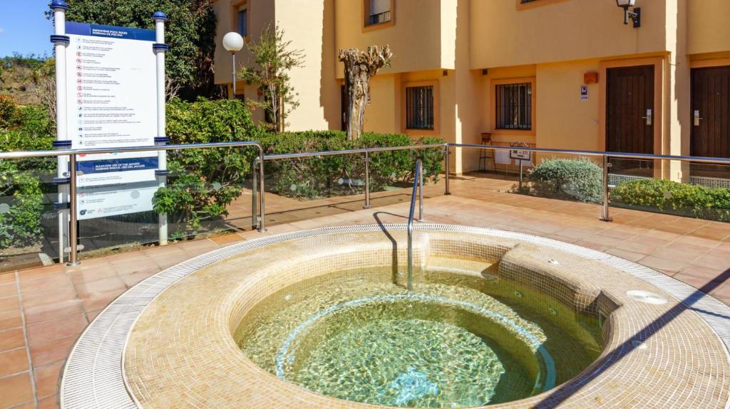 Bazén v ubytování Amazing Seaviw apartment BBQ Ramada res Mijas nebo v jeho okolí