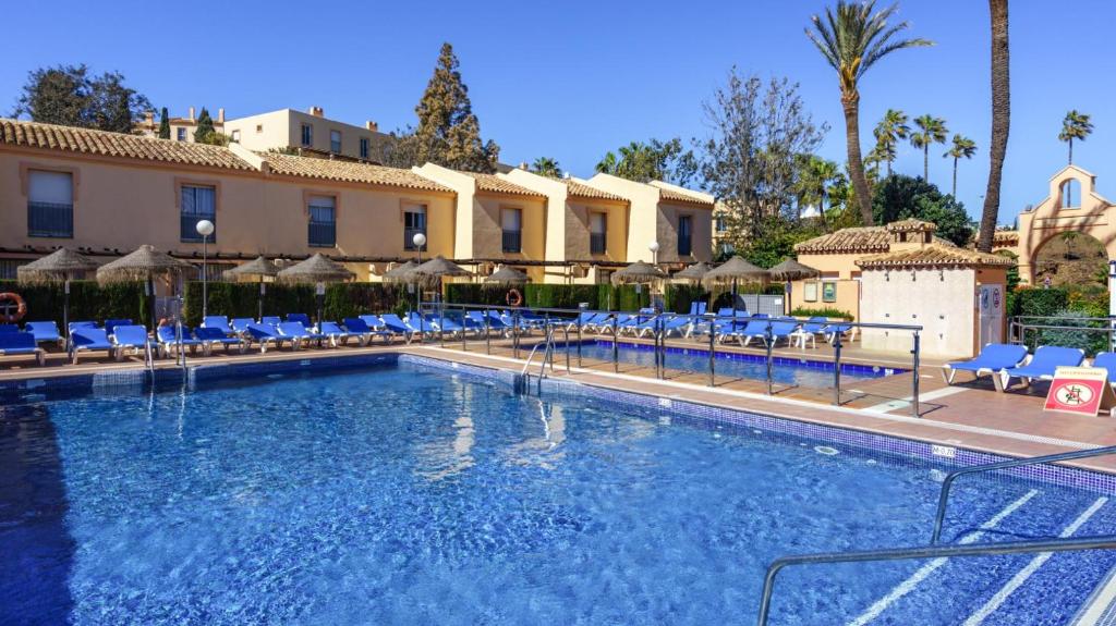 Bazén v ubytování Amazing Seaviw apartment BBQ Ramada res Mijas nebo v jeho okolí