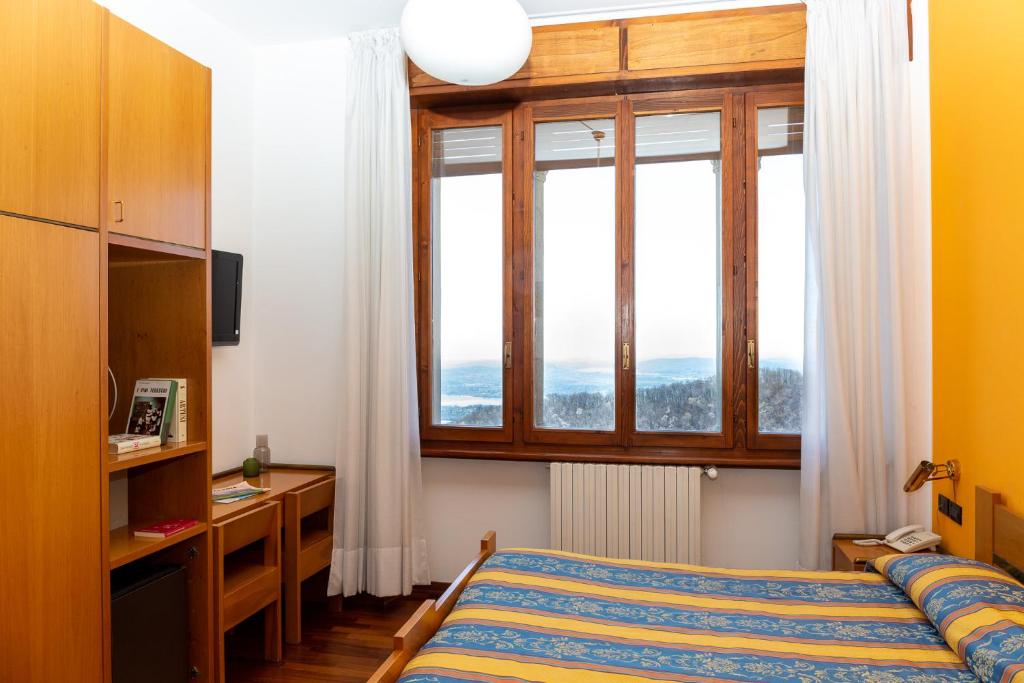 Postel nebo postele na pokoji v ubytování Albergo Sacro Monte Varese