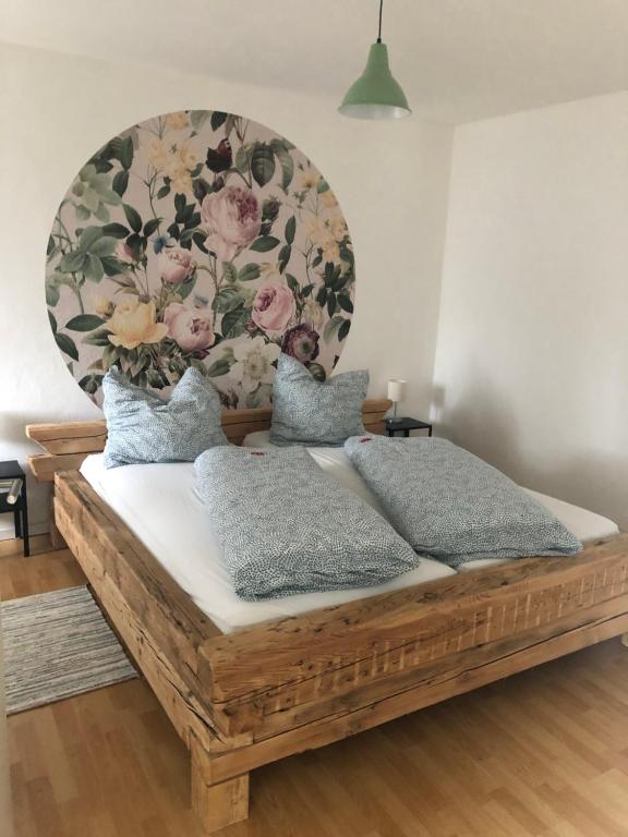 Cama en habitación con pared de flores en Ländliche Fewo Rose, 4km zum Stausee, en Happurg