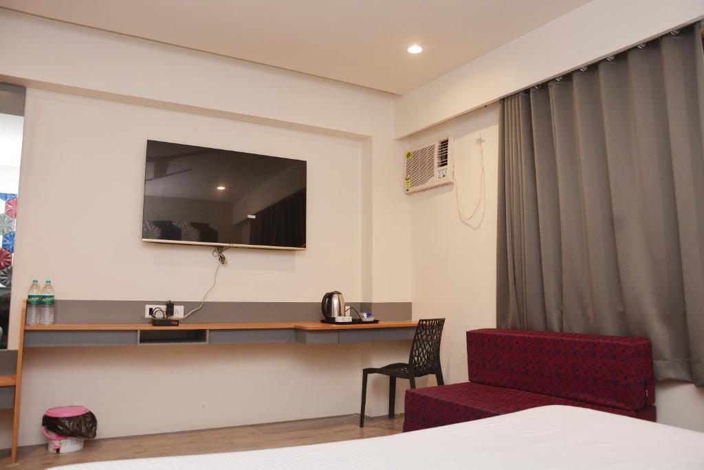 Postel nebo postele na pokoji v ubytování Hotel Sai Palkhi Niwara