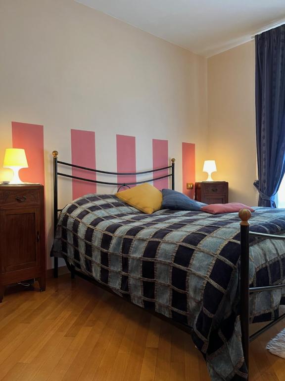 1 dormitorio con 1 cama con manta a cuadros en Tuscan Room en San Quirico dʼOrcia
