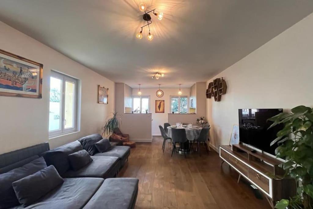 un salon avec un canapé et une table dans l'établissement maison avec 5 chambres et jardin à Malakoff, à Malakoff