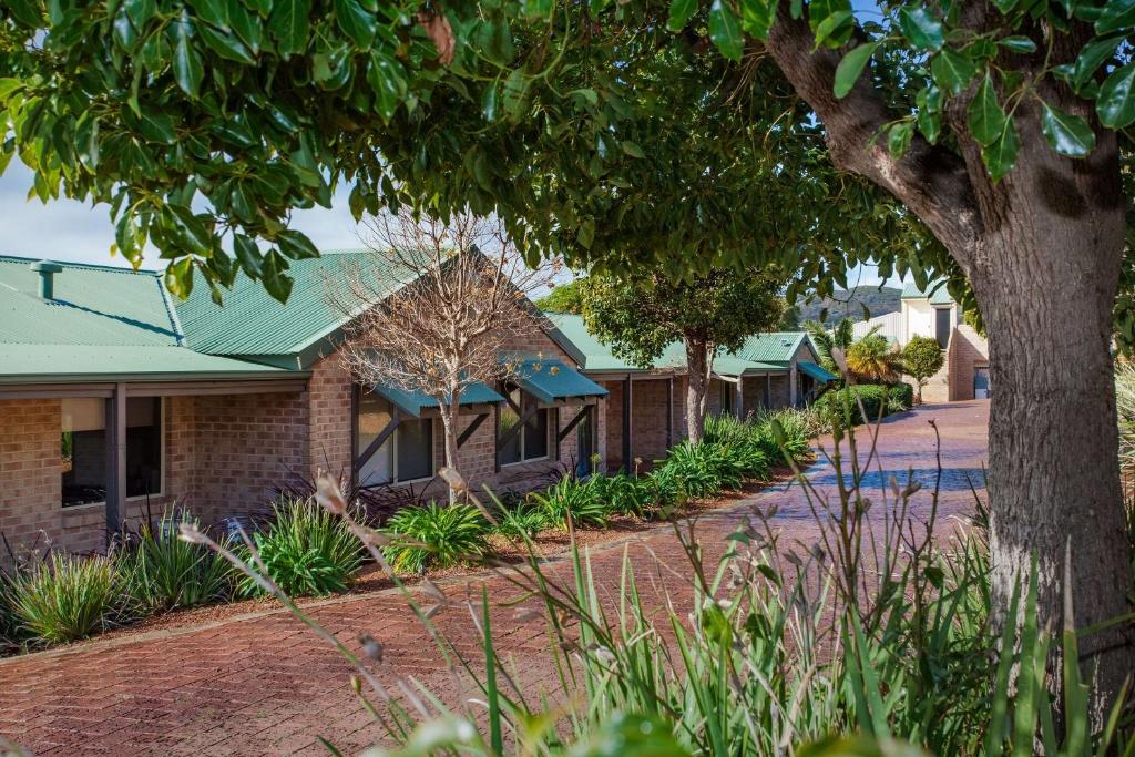 une rangée de maisons avec des toits verts dans l'établissement Quality Apartments Banksia Albany, à Albany