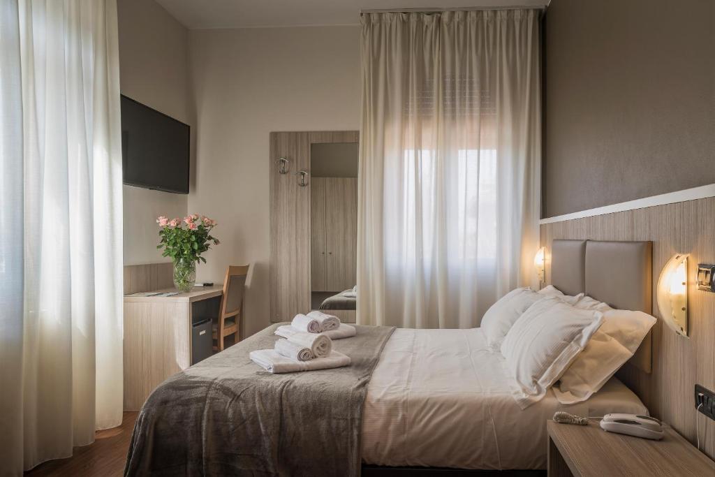 Postel nebo postele na pokoji v ubytování Hotel Gardenia Sirmione
