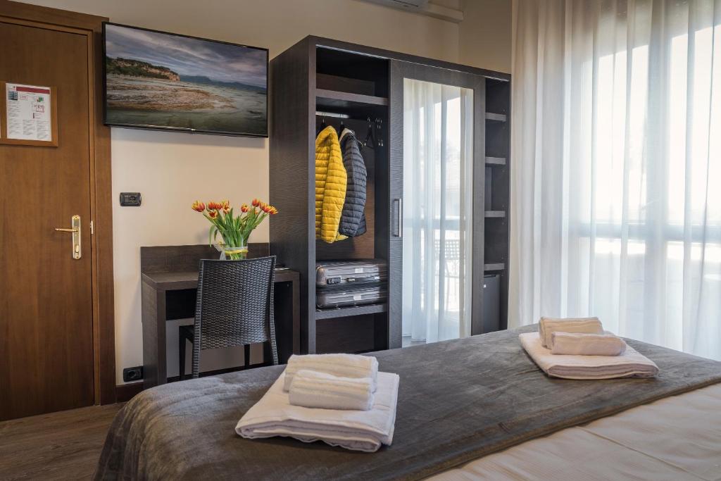 Postel nebo postele na pokoji v ubytování Hotel Gardenia Sirmione