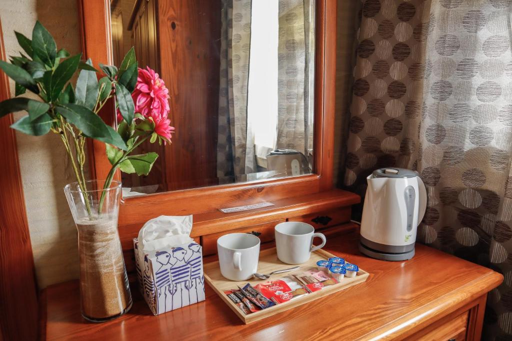 Příslušenství pro přípravu čaje a kávy v ubytování Rosehill B&B