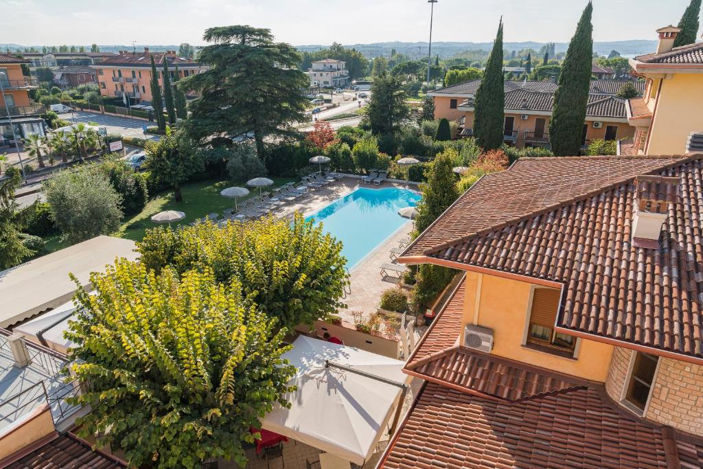 Blick auf den Pool von einem Haus aus in der Unterkunft Hotel Gardenia in Sirmione