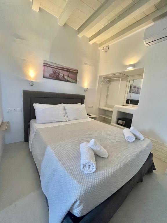 Postel nebo postele na pokoji v ubytování Crystal Suites
