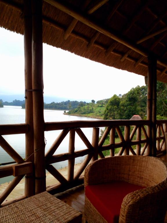 Kabale的住宿－Keije Resort Bunyonyi，配有椅子的门廊享有水景