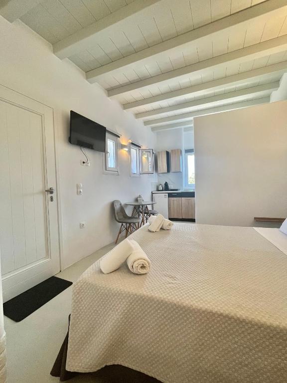 Postel nebo postele na pokoji v ubytování Crystal Suites