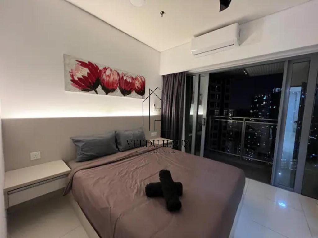 - un lit avec une croix noire dans une chambre dans l'établissement Mercu Summer Suites, à Kuala Lumpur
