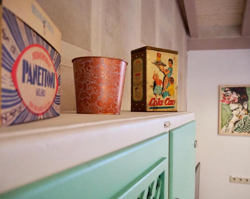 Un estante con dos latas de soda y una lata. en La Casa Rebonita VINTAGE, en Candelario