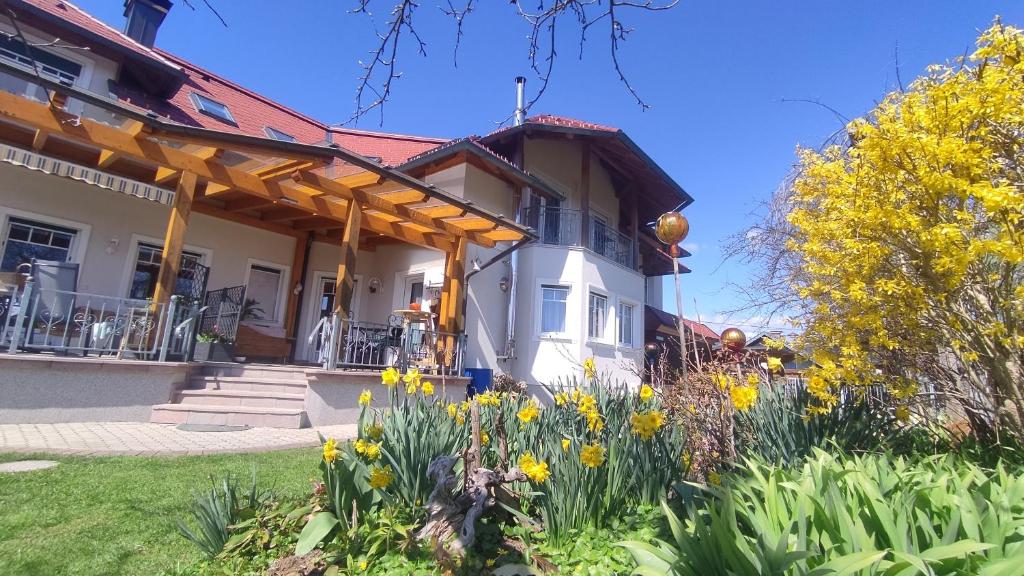 uma casa com flores amarelas no quintal em Ferienhaus Karoline em Lichtpold