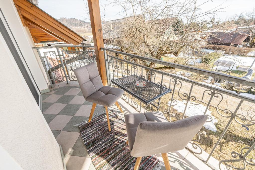Rõdu või terrass majutusasutuses Ferienhaus Karoline