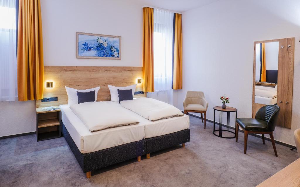um quarto com uma cama, uma secretária e uma cadeira em Best Western Comfort Business Hotel Düsseldorf-Neuss em Neuss