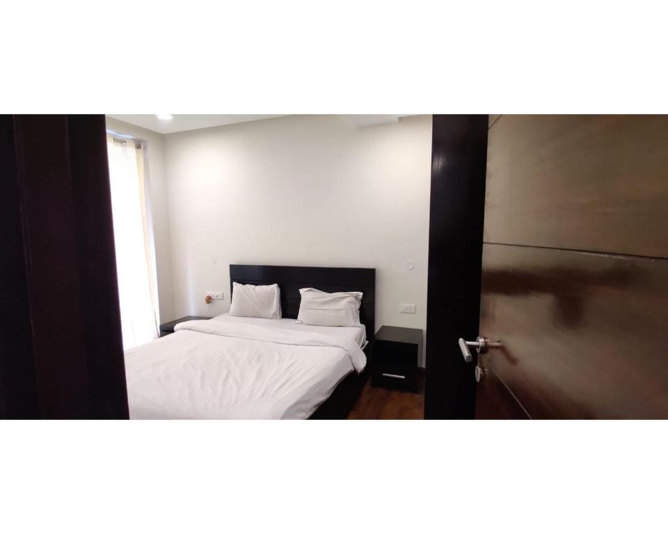 Кровать или кровати в номере Aarju Luxurious Stay Calangute