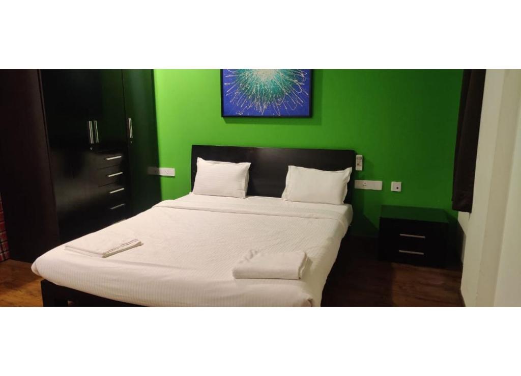 Кровать или кровати в номере Aarju Luxurious Stay Calangute