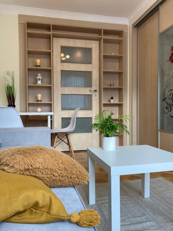 salon z kanapą i stołem w obiekcie Baśniowy Apartament w mieście Lublin