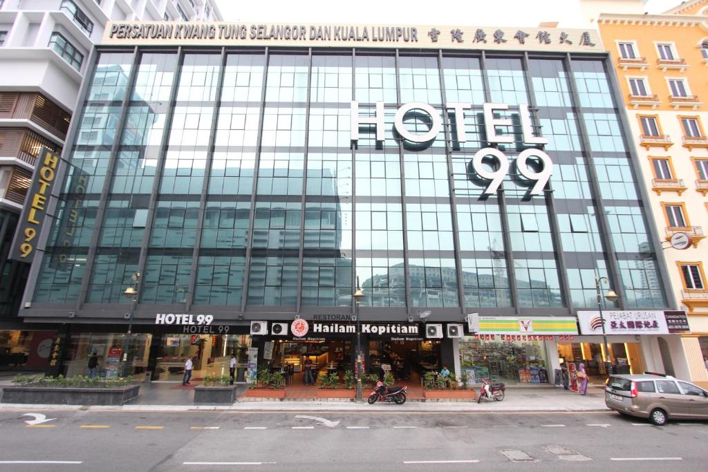 un gran edificio con un cartel encima en Hotel 99 Kuala Lumpur City, en Kuala Lumpur