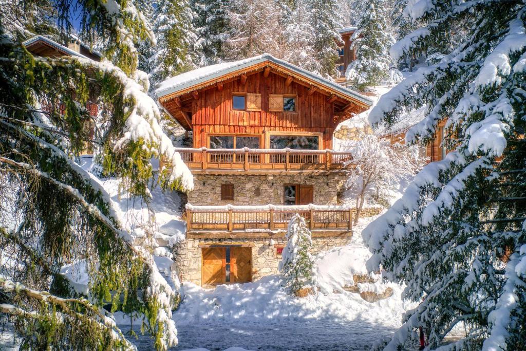 une cabane en rondins dans les bois dans la neige dans l'établissement Chalet Dakota, Pied des pistes, 15 pers, La Plagne, à Plagne 1800