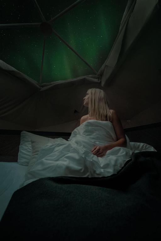 Postel nebo postele na pokoji v ubytování Golden Circle Domes - Glamping Experience