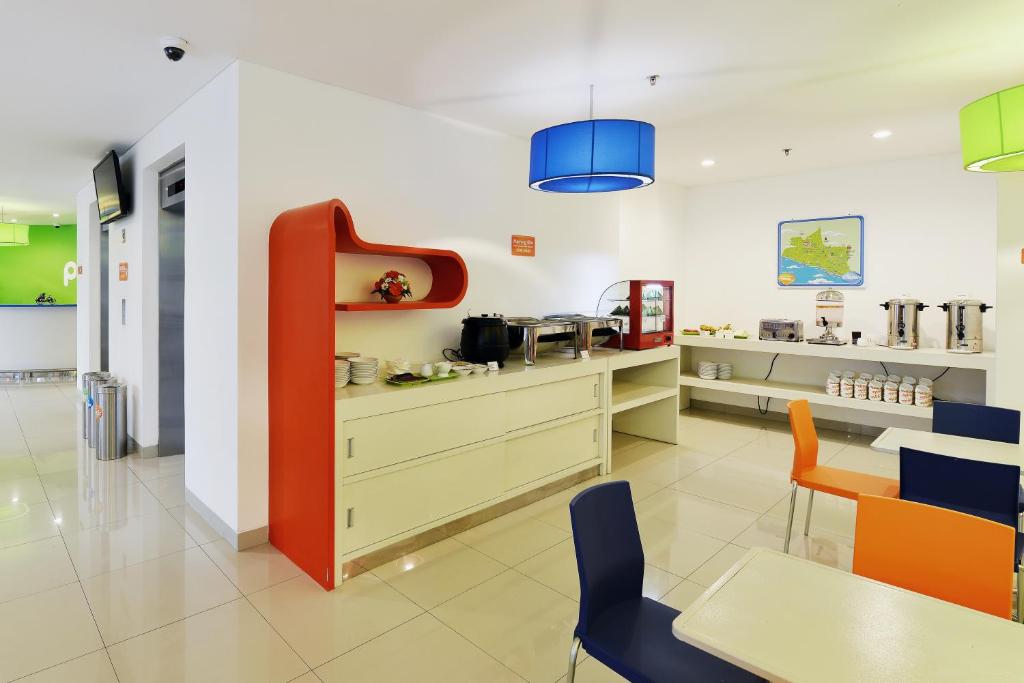 Kuchyň nebo kuchyňský kout v ubytování POP! Hotel Malioboro - Yogyakarta