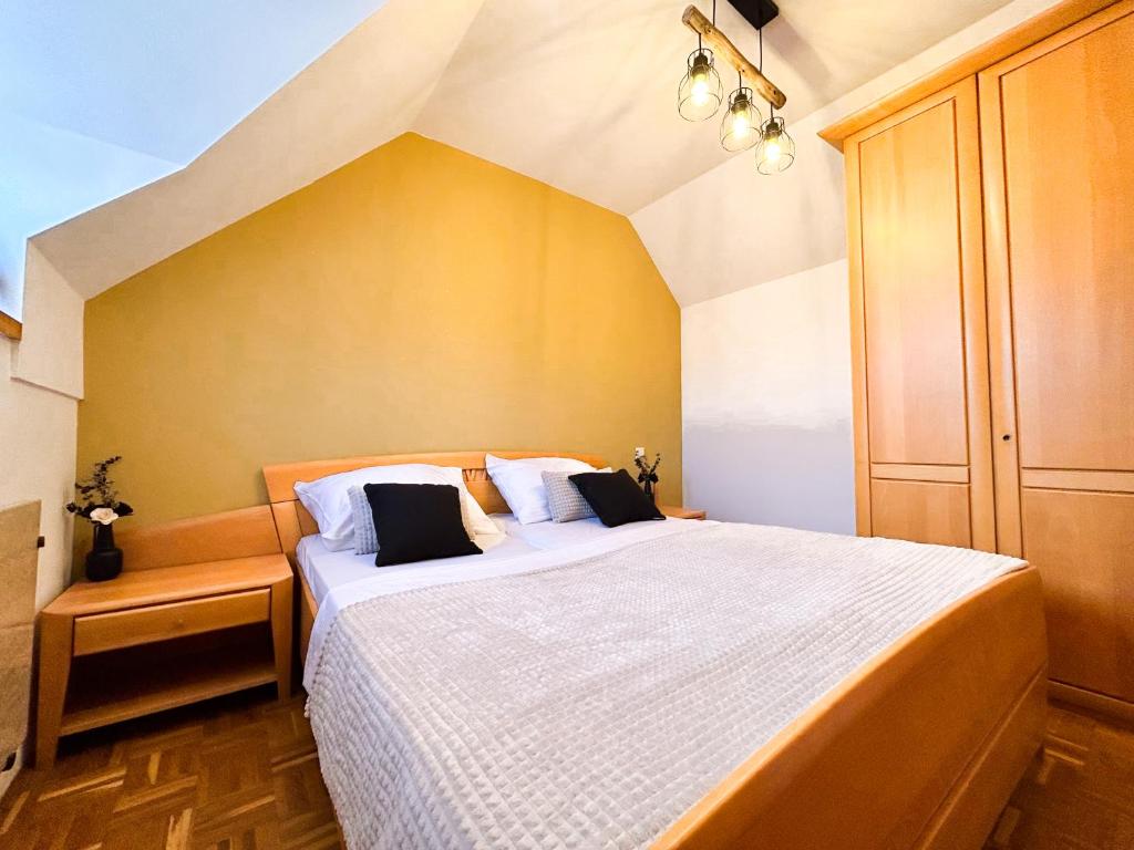 Postel nebo postele na pokoji v ubytování Miadora apartments - Apartma Prekmurska hiška
