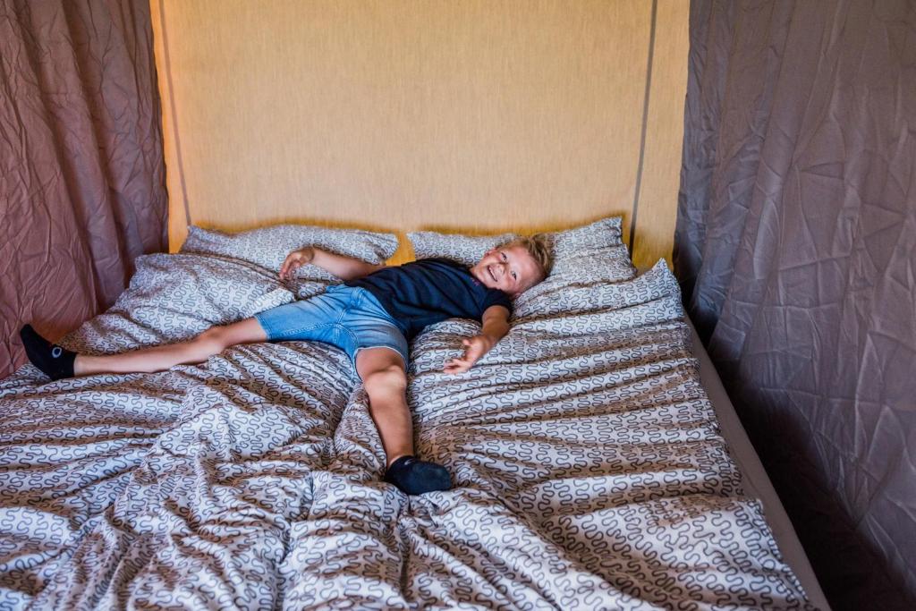 Postel nebo postele na pokoji v ubytování Europe tents camping Domaine des Messires