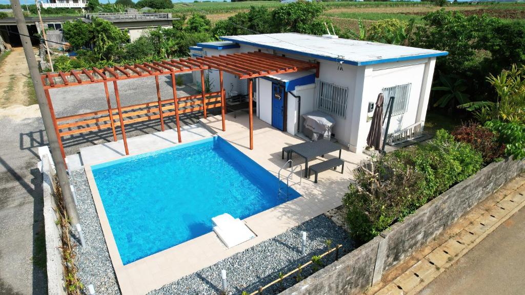 private house nokoの敷地内または近くにあるプール