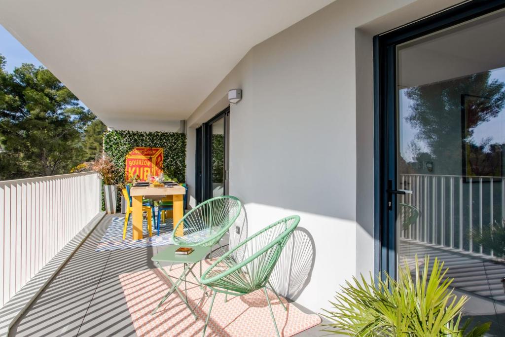 d'une terrasse avec 2 chaises et une table. dans l'établissement Nice flat with terrace in La Garde near the beach - Welkeys, à La Garde