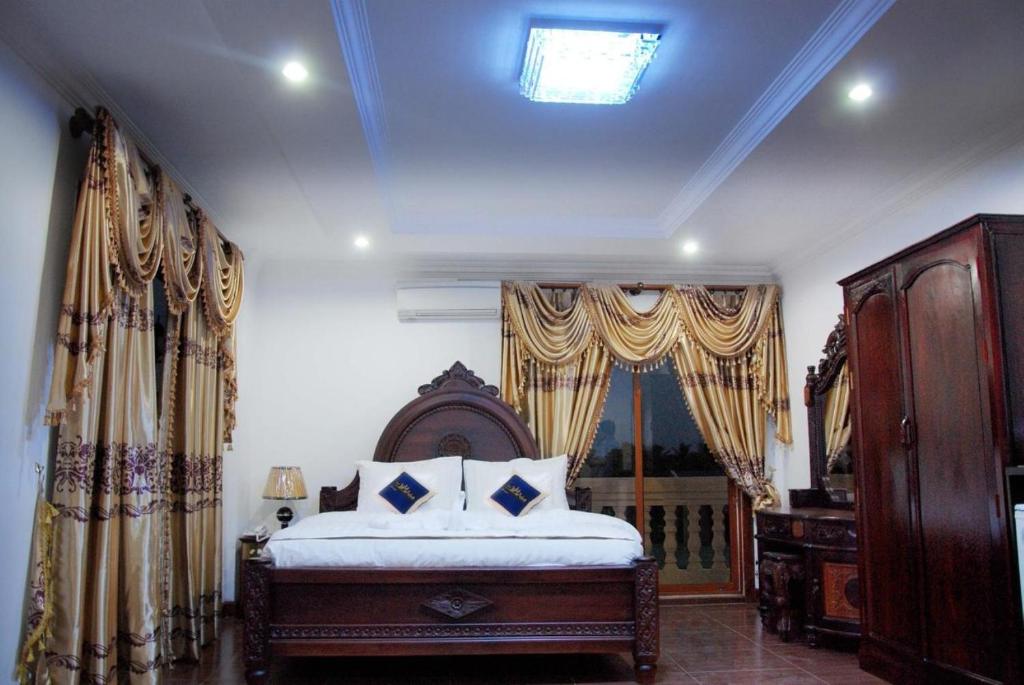 Postel nebo postele na pokoji v ubytování Emerald BB Battambang Hotel