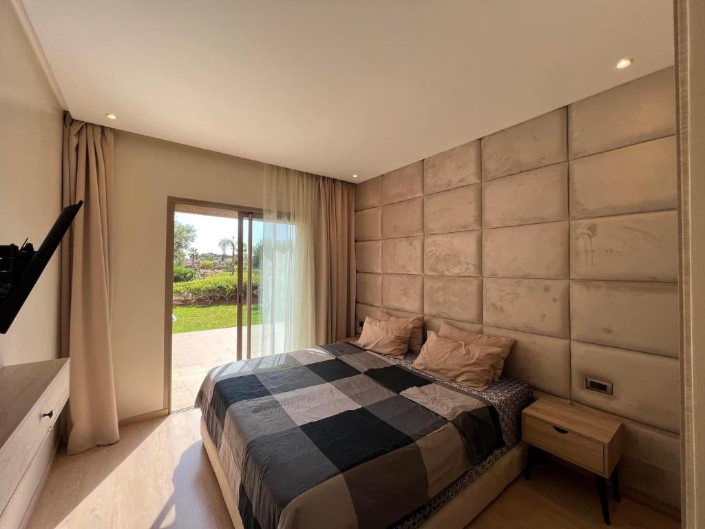 una camera con un letto a parete grande di Appartement de luxe a Marrakech a Marrakech