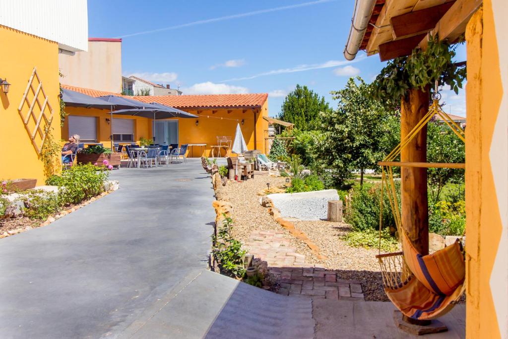 a view of the courtyard of a house at AlbergueMyway in Astorga