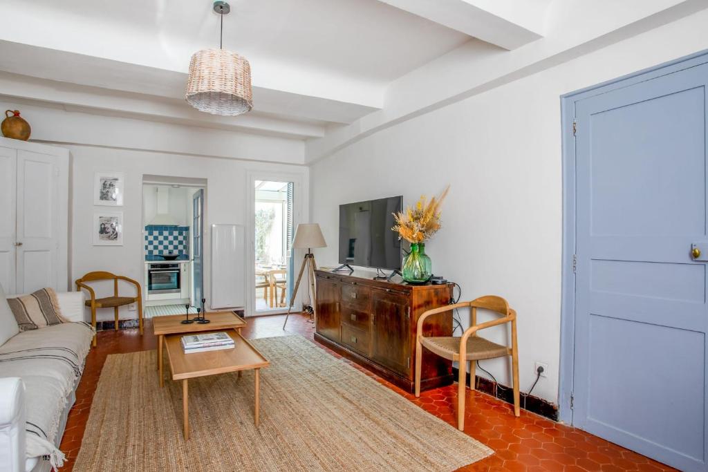 Telewizja i/lub zestaw kina domowego w obiekcie Maison Castel - Welkeys