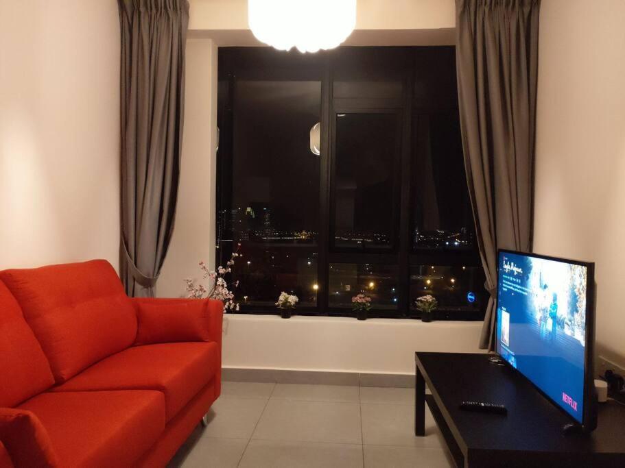 ein Wohnzimmer mit einem roten Sofa und einem Fenster in der Unterkunft KA1707 - Cyberjaya-Netflix-Wifi- Parking, 1005 in Cyberjaya
