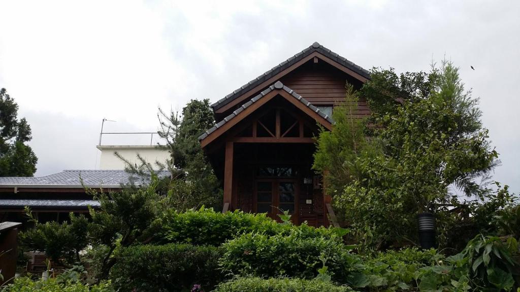 a house with a gambrel roof at Summer Trail B&amp;B in Guangfu