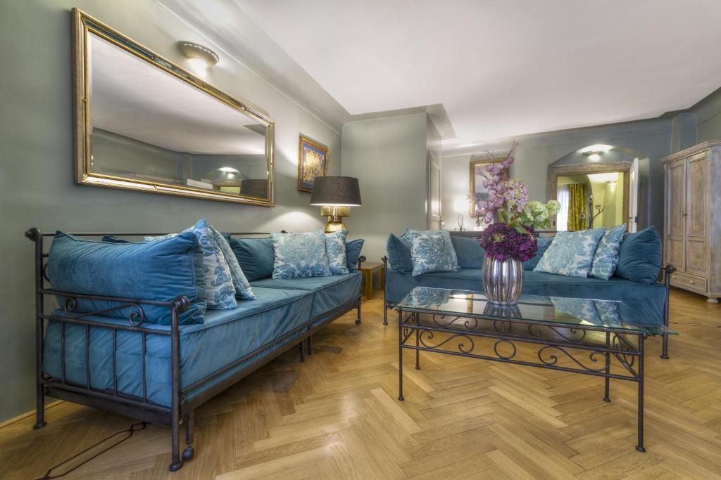 Black Star Suites - 10