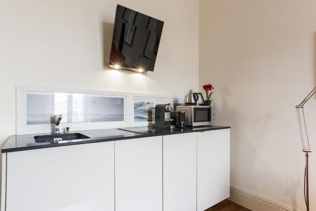 Kuchyňa alebo kuchynka v ubytovaní Appartement Gardague - 2 étoiles - Welkeys